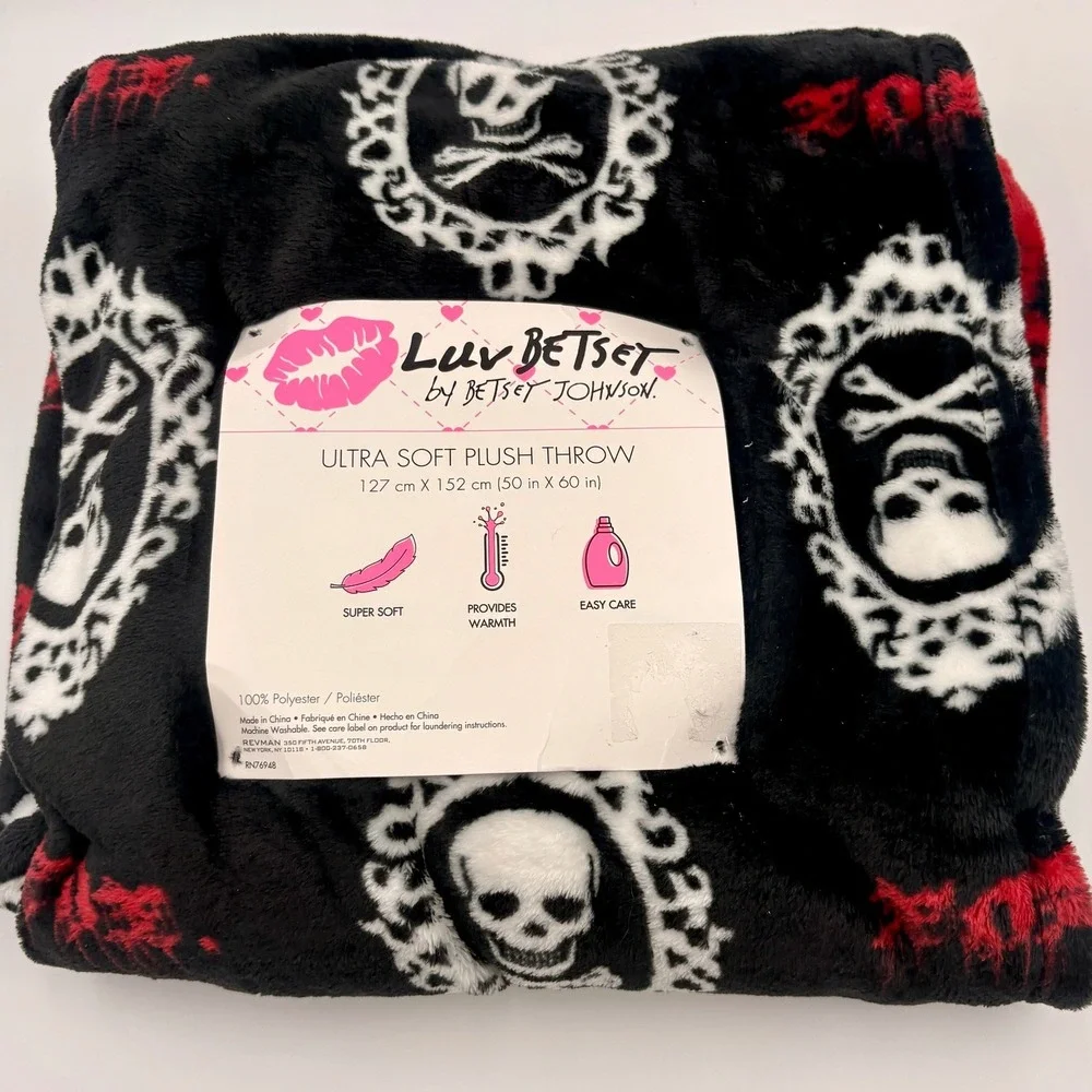 Luv Betsey filigree against
